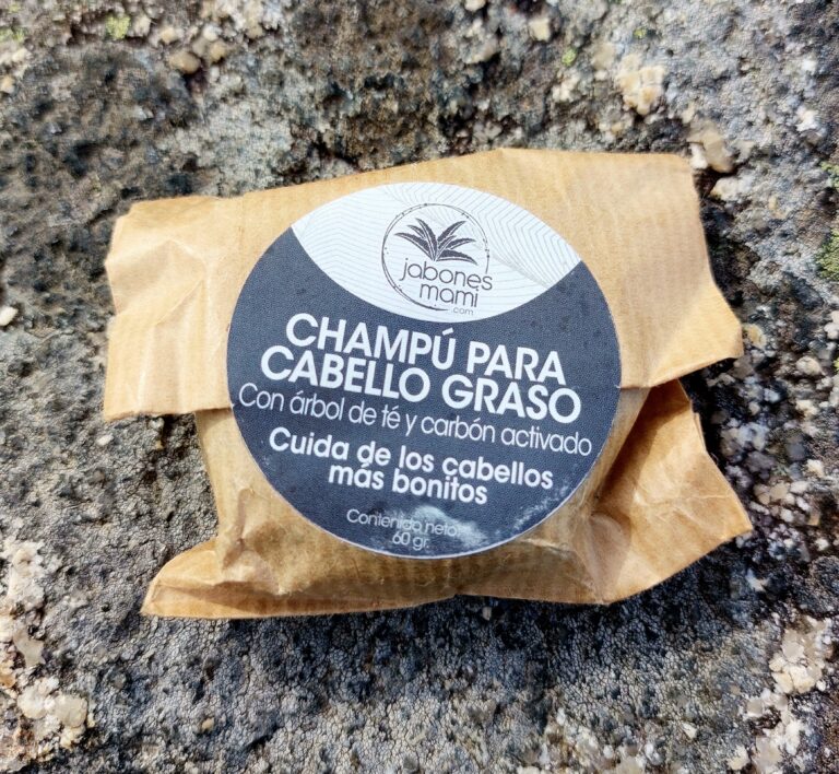 Champú sólido para cabello graso con árbol de té y carbón activado en su envase de papel