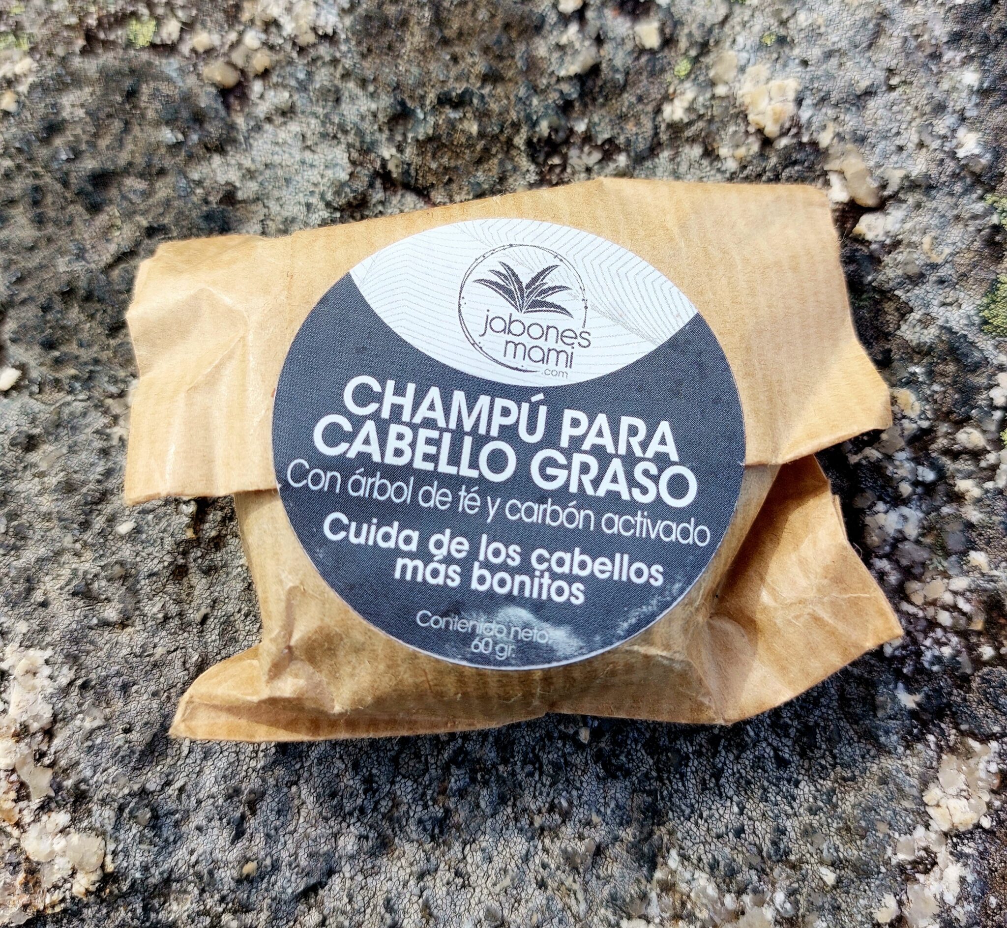 Champú sólido para cabello graso con árbol de té y carbón activado en su envase de papel