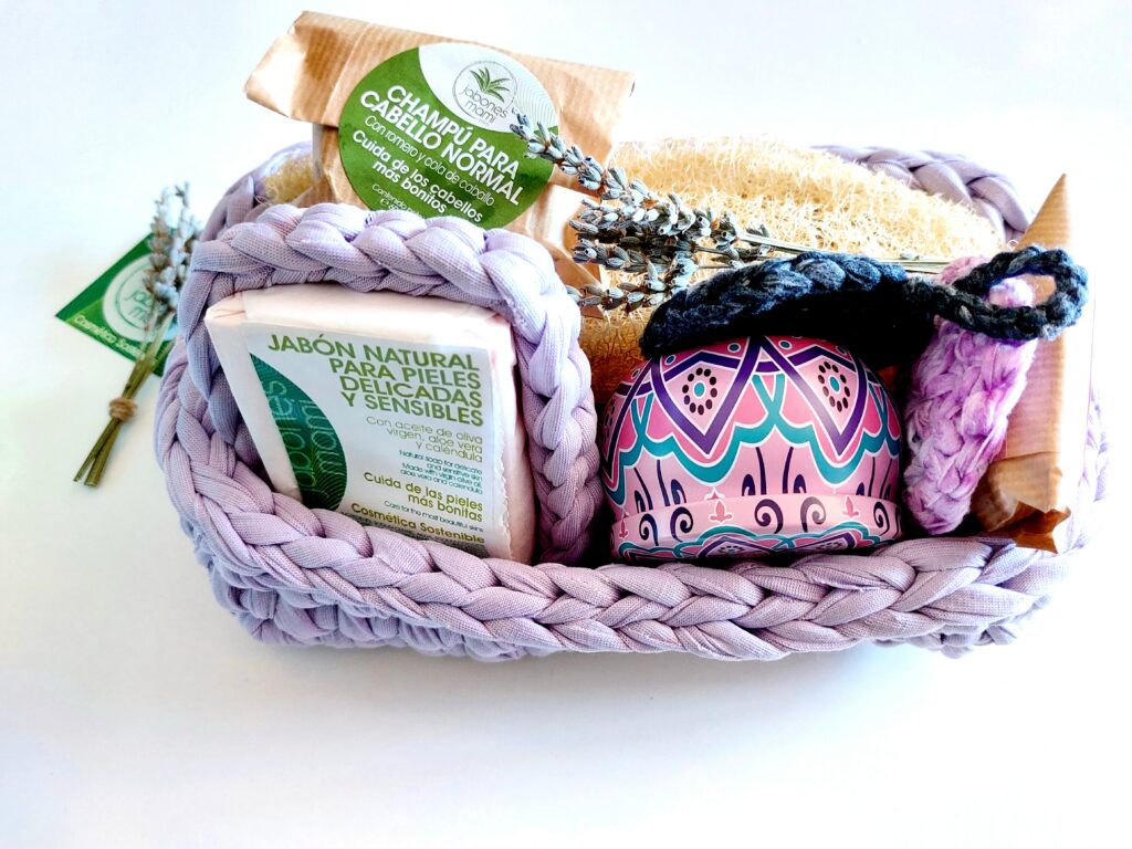 Detalle de la cesta regalo grande en trapillo morado con jabón natural y lata mandala
