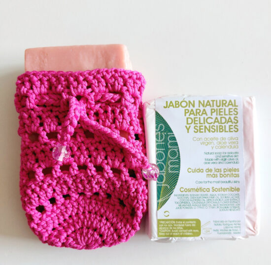 porta jabones fucsia con jabón