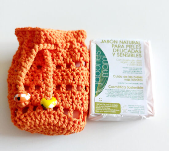porta jabones naranja con jabón