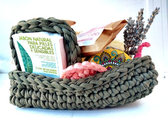 Cesta grande de cosmética natural de Jabones Mami en trapillo verde