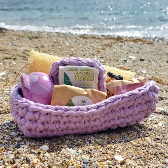 Cesta regalo de cosmética natural color malva de Jabones Mami en la playa