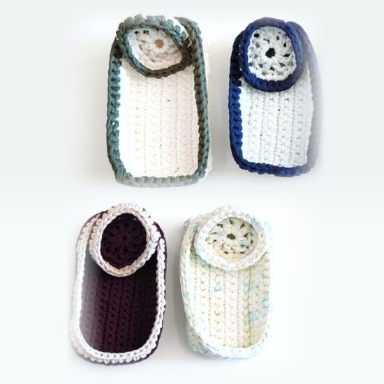 Cestas de trapillo vacías blancas con borde verde caqui y azul marino, granate con borde crudo y multicolor infantil