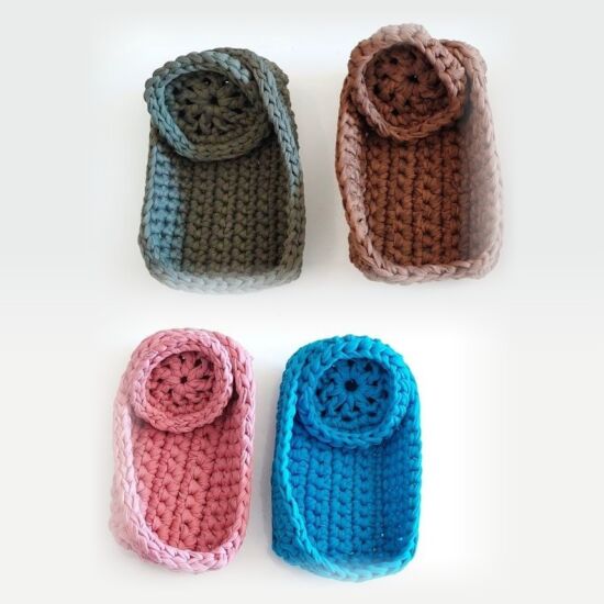 Cestas de trapillo vacías en verde oliva, marrón, rosa malva y azul turquesa