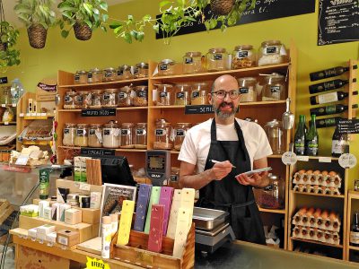 Santi en la EcoTienda La Lechuga