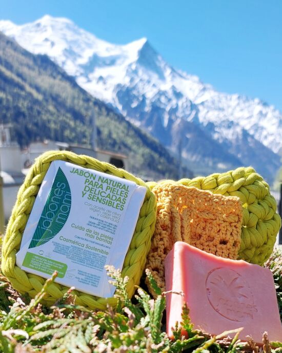 Jabón natural para pieles sensibles de Jabones Mami con el Mont Blanc nevado al fondo