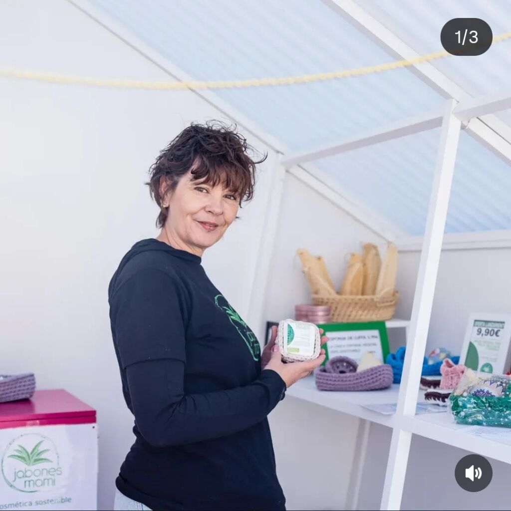 Natalia, creadora de Jabones Mami, en su puesto de un mercadillo