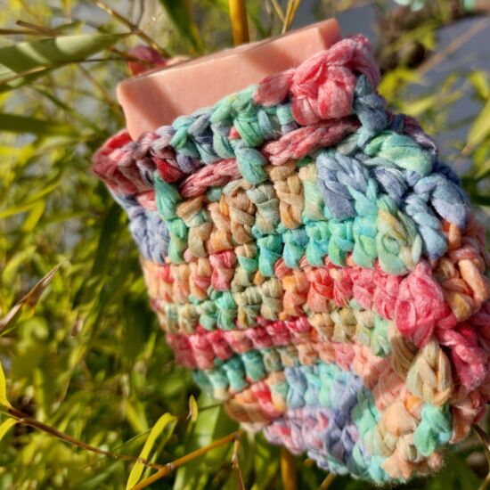 Porta jabones de ganchillo multicolor, hecho a mano, en plena naturaleza