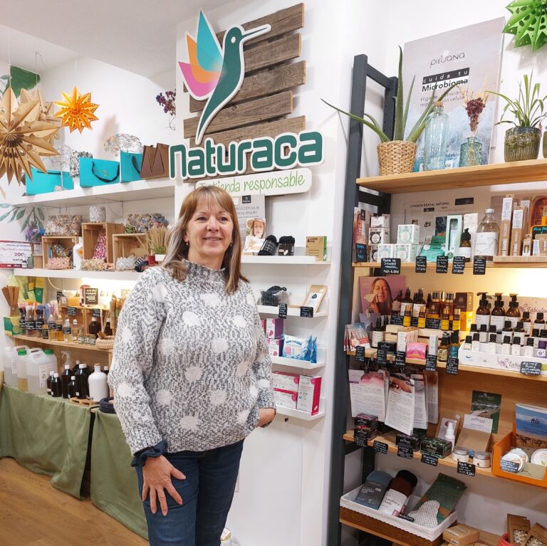 Yoli, de Naturaca Getafe, en su tienda con productos de Jabones Mami