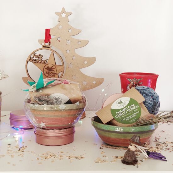 Cesta mini de cosmética natural de Jabones Mami con champú sólido, decorada para Navidad