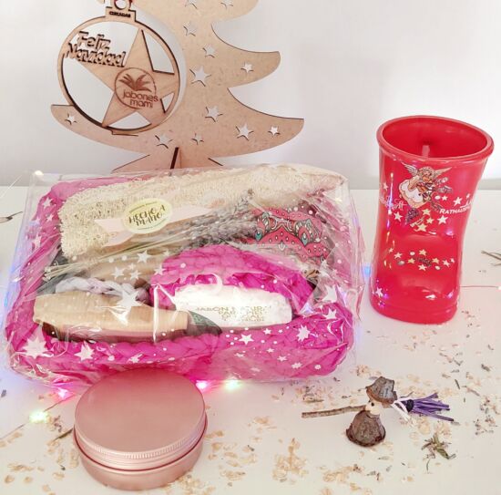 Cesta grande de Jabones Mami envuelta para regalo en celofán vegetal, junto a un árbol de Navidad de madera