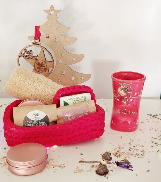 Cesta grande de cosmética natural y artesanía de Jabones Mami en trapillo rojo, con decoración de Navidad