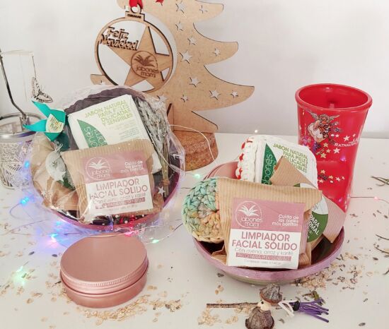Cesta pequeña de cosmética natural de Jabones Mami con limpiador facial, champú sólido y jabón natural, decorada para Navidad