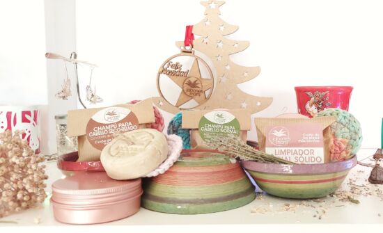 Cestas mini de cosmética natural de Jabones Mami en cuencos de serpentina, decoradas para Navidad