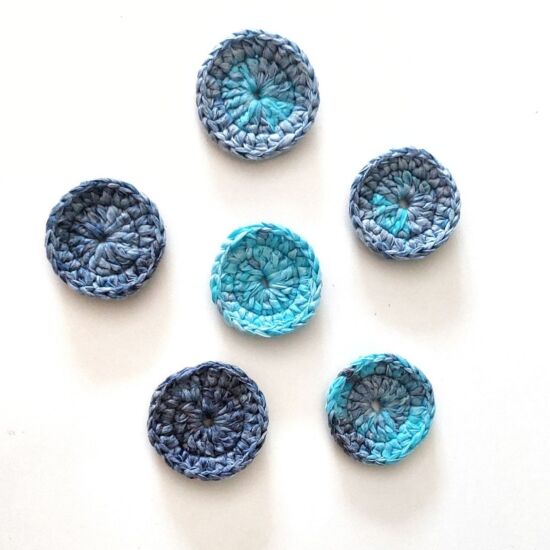 Siete jaboneritas de trapillo en tonos azules, del azul marino al turquesa