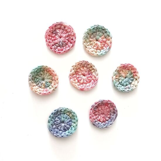 Siete jaboneritas de trapillo multicolor, cada una con tonos distintos