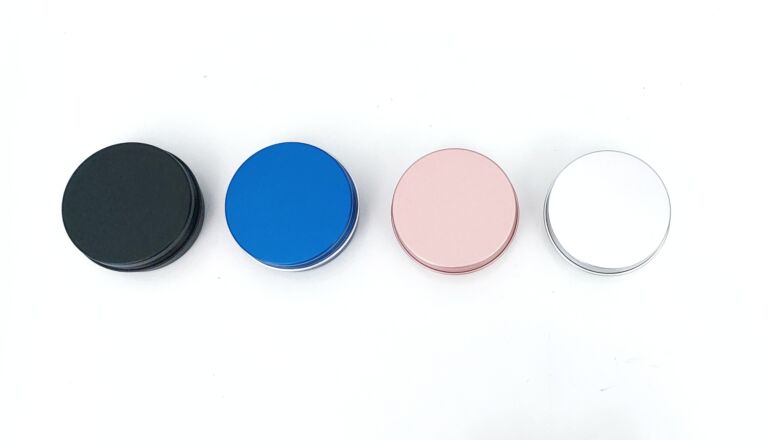 Los cuatro colores de la lata de aluminio, en fila: negro, azul, rosa y aluminio