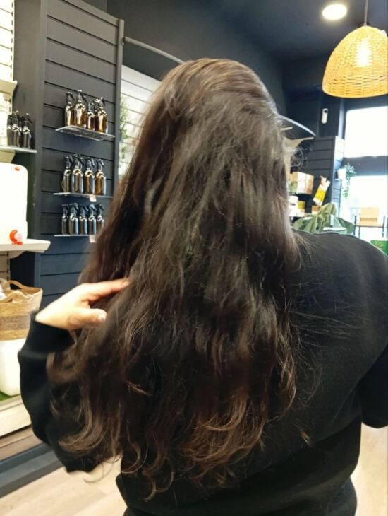 Melena lisa y morena lavada con el champú sólido para cabello graso de Jabones Mami
